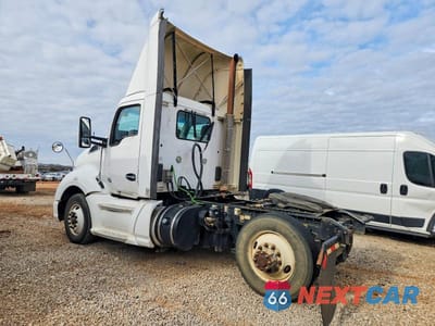 Trzecie zdjęcie samochodu z tyłu: 2015 KENWORTH CONSTRUCTION T680 VIN:1XKYA48X0FJ403489 - miniatura