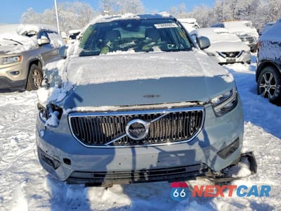 Piąte zdjęcie samochodu w środku: 2020 VOLVO XC40 T5 MOMENTUM VIN:YV4162UK3L2174421 - miniatura