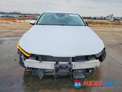 Piąte zdjęcie samochodu w środku: 2023 KIA K5 LXS VIN:5XXG14J28PG213046 - miniatura
