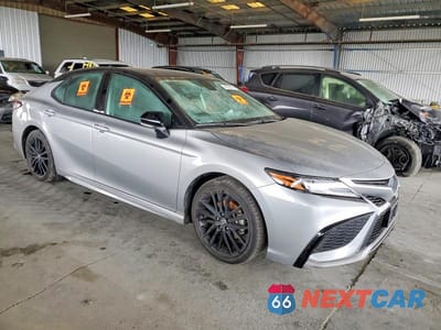 Czwarte zdjęcie samochodu z boku: 2022 TOYOTA CAMRY HYBRID XSE VIN:4T1K31AK3NU043894 - miniatura