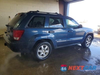 Trzecie zdjęcie samochodu z tyłu: 2010 JEEP GRAND CHEROKEE LAREDO VIN:1J4PR4GK3AC104530 - miniatura