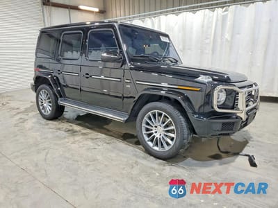 Czwarte zdjęcie samochodu z boku: 2023 MERCEDES-BENZ G 550 VIN:W1NYC6BJ4PX475440 - miniatura