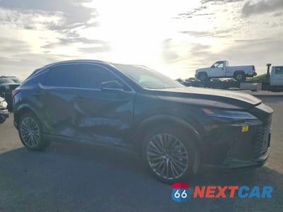 Czwarte zdjęcie samochodu z boku: 2025 LEXUS RX 450H+ LUXURY VIN:JTJCJMGA2S2026488 - miniatura