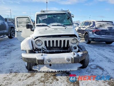 Piąte zdjęcie samochodu w środku: 2015 JEEP WRANGLER UNLIMITED SAHARA VIN:1C4BJWEG3FL653217 - miniatura