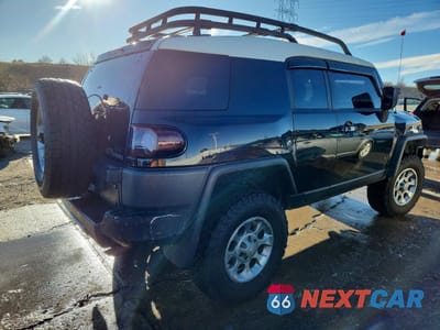 Trzecie zdjęcie samochodu z tyłu: 2012 TOYOTA FJ CRUISER VIN:JTEBU4BF9CK139103 - miniatura