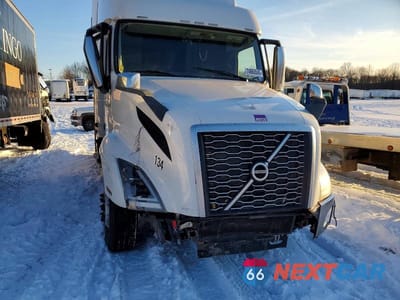 Zdjęcie 9 z 10 samochodu: 2022 VOLVO VNL SEMI TRUCK VIN:4V4NC9EH0NN306176 - miniatura