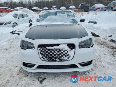 Piąte zdjęcie samochodu w środku: 2019 CHRYSLER 300 S VIN:2C3CCABT4KH704870 - miniatura