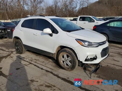 Czwarte zdjęcie samochodu z boku: 2021 CHEVROLET TRAX 1LT VIN:KL7CJPSB2MB320817 - miniatura