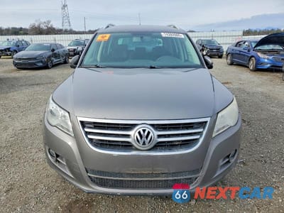 Piąte zdjęcie samochodu w środku: 2011 VOLKSWAGEN TIGUAN S VIN:WVGBV7AX1BW552908 - miniatura