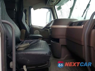 Piąte zdjęcie samochodu w środku: 2017 VOLVO VN VNL VIN:4V4NC9EH3HN964949 - miniatura