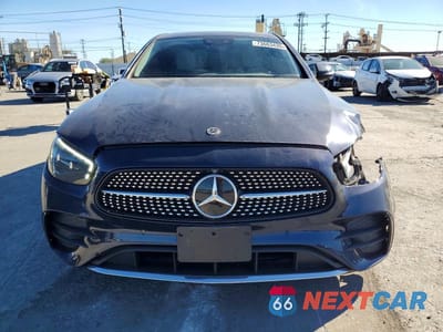 Piąte zdjęcie samochodu w środku: 2022 MERCEDES-BENZ E 350 VIN:W1KZF8DB6NB087470 - miniatura