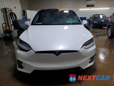 Piąte zdjęcie samochodu w środku: 2020 TESLA MODEL X VIN:5YJXCDE23LF298783 - miniatura