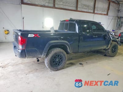 Trzecie zdjęcie samochodu z tyłu: 2022 TOYOTA TACOMA ACCESS CAB VIN:3TYSZ5ANXNT064299 - miniatura