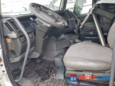 Piąte zdjęcie samochodu w środku: 2022 VOLVO VNL SEMI TRUCK VIN:4V4NC9EH3NN294833 - miniatura