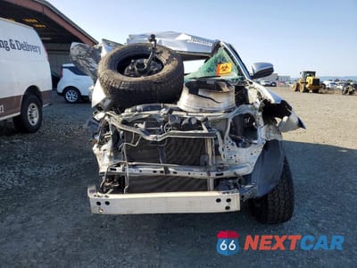 Piąte zdjęcie samochodu w środku: 2018 TOYOTA 4RUNNER SR5 VIN:JTEBU5JR8J5589564 - miniatura