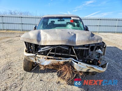 Piąte zdjęcie samochodu w środku: 2001 CHEVROLET SILVERADO C2500 HEAVY DUTY VIN:1GCHC23G81F205062 - miniatura