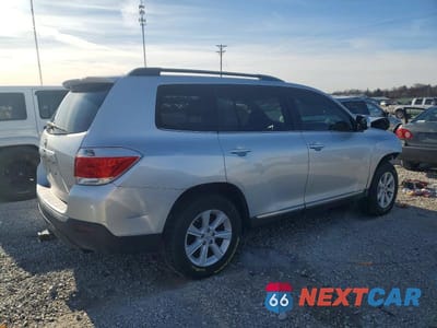 Trzecie zdjęcie samochodu z tyłu: 2011 TOYOTA HIGHLANDER BASE VIN:5TDBK3EH0BS072061 - miniatura