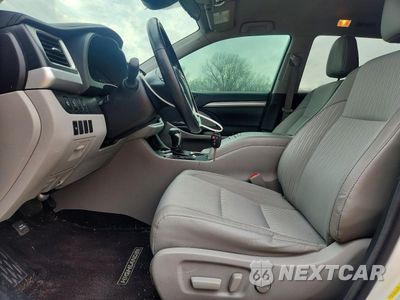 Zdjęcie 7 z 14 samochodu: 2017 TOYOTA HIGHLANDER LE VIN:5TDZZRFH5HS211346 - miniatura