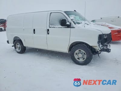 Czwarte zdjęcie samochodu z boku: 2025 CHEV EXPRESS G2500 VIN:1GCWGAFP0S1236158 - miniatura