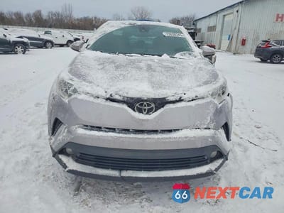Piąte zdjęcie samochodu w środku: 2018 TOYOTA C-HR XLE VIN:NMTKHMBX9JR040450 - miniatura