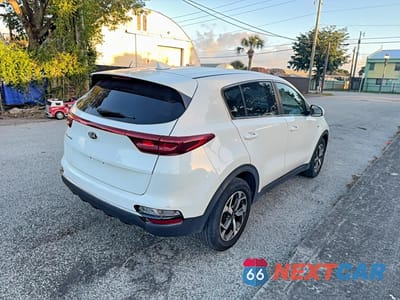 Czwarte zdjęcie samochodu z boku: 2020 KIA SPORTAGE LX VIN:KNDPMCAC9L7699024 - miniatura