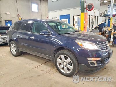 Czwarte zdjęcie samochodu z boku: 2017 CHEVROLET TRAVERSE LT VIN:1GNKRGKD0HJ292785 - miniatura