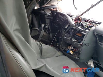 Piąte zdjęcie samochodu w środku: 2019 VOLVO VNL SEMI TRUCK VIN:4V4NC9EH0KN213198 - miniatura