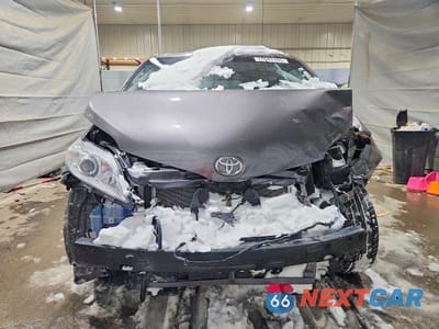 Piąte zdjęcie samochodu w środku: 2016 TOYOTA SIENNA XLE VIN:5TDYK3DC2GS718000 - miniatura