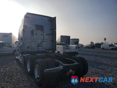 Trzecie zdjęcie samochodu z tyłu: 2022 FREIGHTLINER CASCADIA 126 SEMI TRUCK VIN:3AKJHHDR8NSMY2367 - miniatura