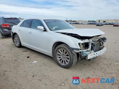 Czwarte zdjęcie samochodu z boku: 2015 CHRYSLER 300 LIMITED VIN:2C3CCAAG7FH735881 - miniatura