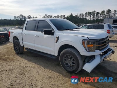 Czwarte zdjęcie samochodu z boku: 2023 FORD F150 SUPERCREW VIN:1FTFW1E50PFC31474 - miniatura