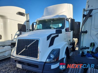 Drugie zdjęcie samochodu z przodu: 2012 VOLVO VNL SEMI TRUCK VIN:4V4N19EH2CN549507 - miniatura