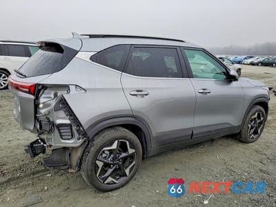 Trzecie zdjęcie samochodu z tyłu: 2025 KIA SELTOS EX VIN:KNDER2AA3S7682638 - miniatura