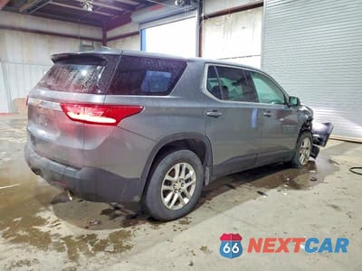 Trzecie zdjęcie samochodu z tyłu: 2021 CHEVROLET TRAVERSE LS VIN:1GNEVLKW1MJ121007 - miniatura