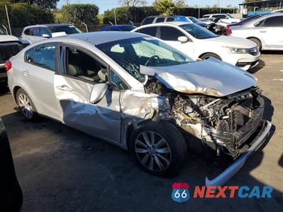 Czwarte zdjęcie samochodu z boku: 2014 KIA FORTE LX VIN:KNAFX4A66E5166000 - miniatura