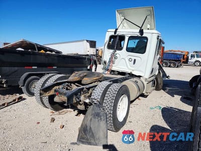 Czwarte zdjęcie samochodu z boku: 2022 FREIGHTLINER CASCADIA 116 SEMI TRUCK VIN:3AKBHSDV5NSNP1652 - miniatura