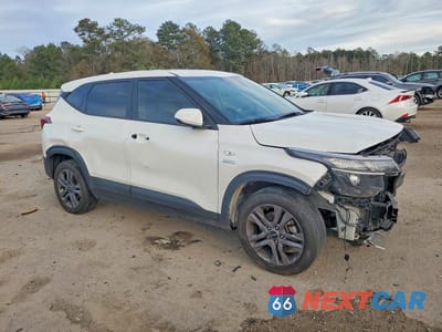 Czwarte zdjęcie samochodu z boku: 2023 KIA SELTOS LX VIN:KNDEPCAA2P7408446 - miniatura