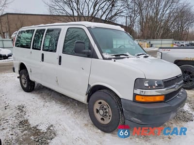 Czwarte zdjęcie samochodu z boku: 2018 CHEVROLET EXPRESS 2500 DELIVERY VAN VIN:1GCWGAFP2J1207162 - miniatura