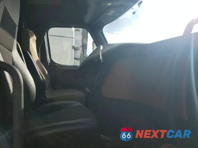 Piąte zdjęcie samochodu w środku: 2022 FREIGHTLINER CASCADIA 126 SEMI TRUCK VIN:3AKJHHDR3NSNC4732 - miniatura