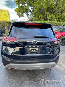 Trzecie zdjęcie samochodu z tyłu: 2021 NISSAN ROGUE SV VIN:5N1AT3BA5MC731736 - miniatura
