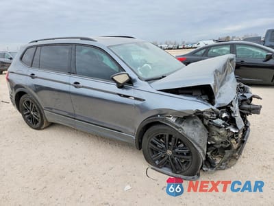 Czwarte zdjęcie samochodu z boku: 2022 VOLKSWAGEN TIGUAN SE R-LINE BLACK VIN:3VVCB7AX9NM097698 - miniatura