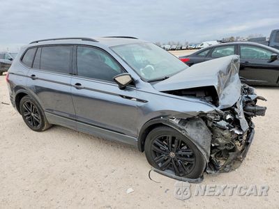 Czwarte zdjęcie samochodu z boku: 2022 VOLKSWAGEN TIGUAN SE R-LINE BLACK VIN:3VVCB7AX9NM097698 - miniatura