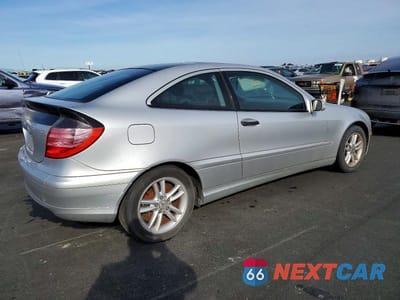 Trzecie zdjęcie samochodu z tyłu: 2002 MERCEDES-BENZ C 230K SPORT COUPE VIN:WDBRN47JX2A356479 - miniatura