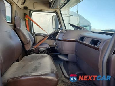 Piąte zdjęcie samochodu w środku: 2012 VOLVO VNL SEMI TRUCK VIN:4V4N19EH2CN549507 - miniatura