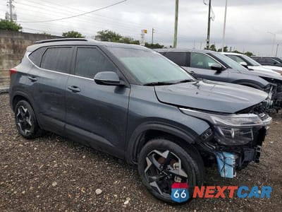 Czwarte zdjęcie samochodu z boku: 2025 KIA SELTOS EX VIN:KNDER2AA5S7695052 - miniatura