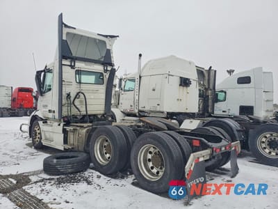 Trzecie zdjęcie samochodu z tyłu: 2024 VOLVO VNR SEMI TRUCK VIN:4V4WC9EG2RN655213 - miniatura