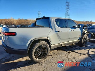 Trzecie zdjęcie samochodu z tyłu: 2022 RIVIAN R1T ADVENTURE VIN:7FCTGAAA7NN013001 - miniatura