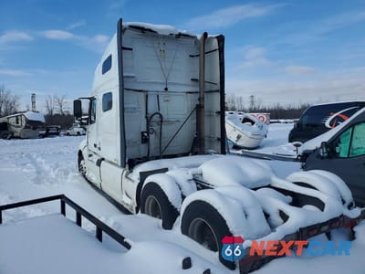 Trzecie zdjęcie samochodu z tyłu: 2020 VOLVO VN VNL - SEMI TRUCK VIN:4V4NC9EJ3LN201583 - miniatura