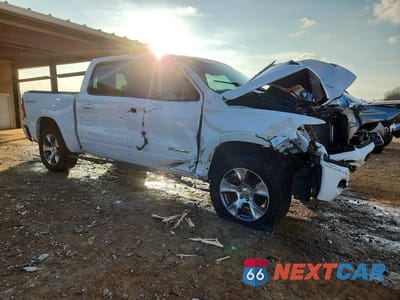 Czwarte zdjęcie samochodu z boku: 2021 RAM 1500 LARAMIE VIN:1C6SRFJT2MN504642 - miniatura