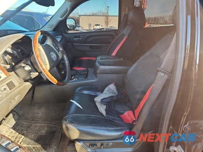 Zdjęcie 7 z 12 samochodu: 2011 GMC YUKON XL DENALI VIN:1GKS2MEF2BR286590 - miniatura